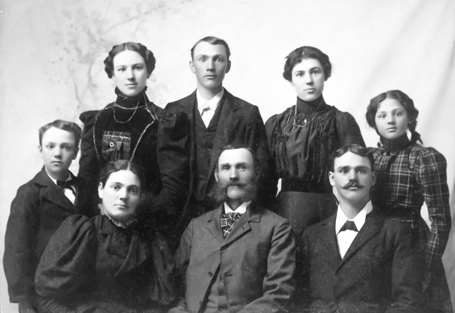 c. 1900 - The Zelotes Yeaton Family Portrait - Dauth Family Archive